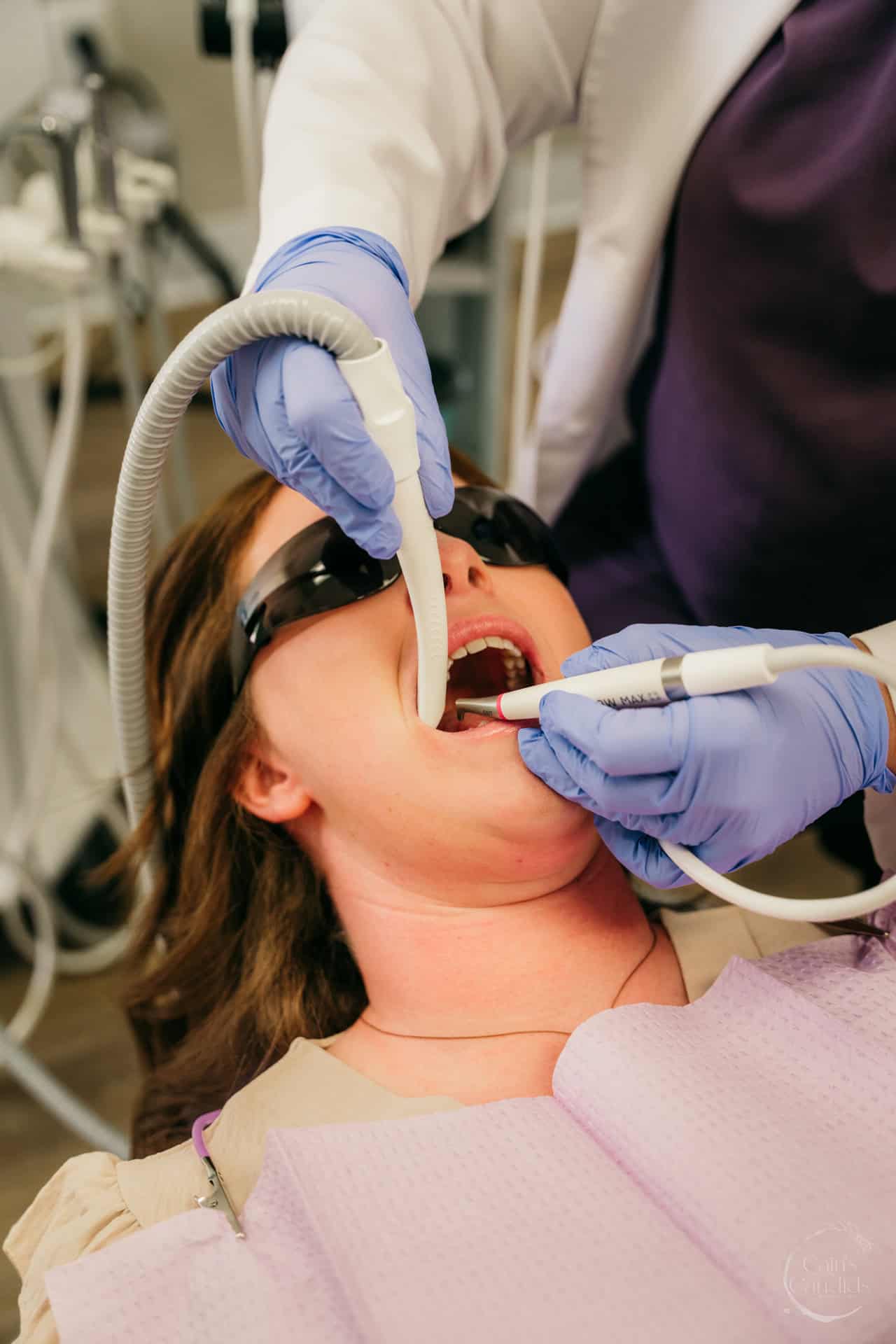 A tranquil dental treatment room with tools and plants promoting gum health.