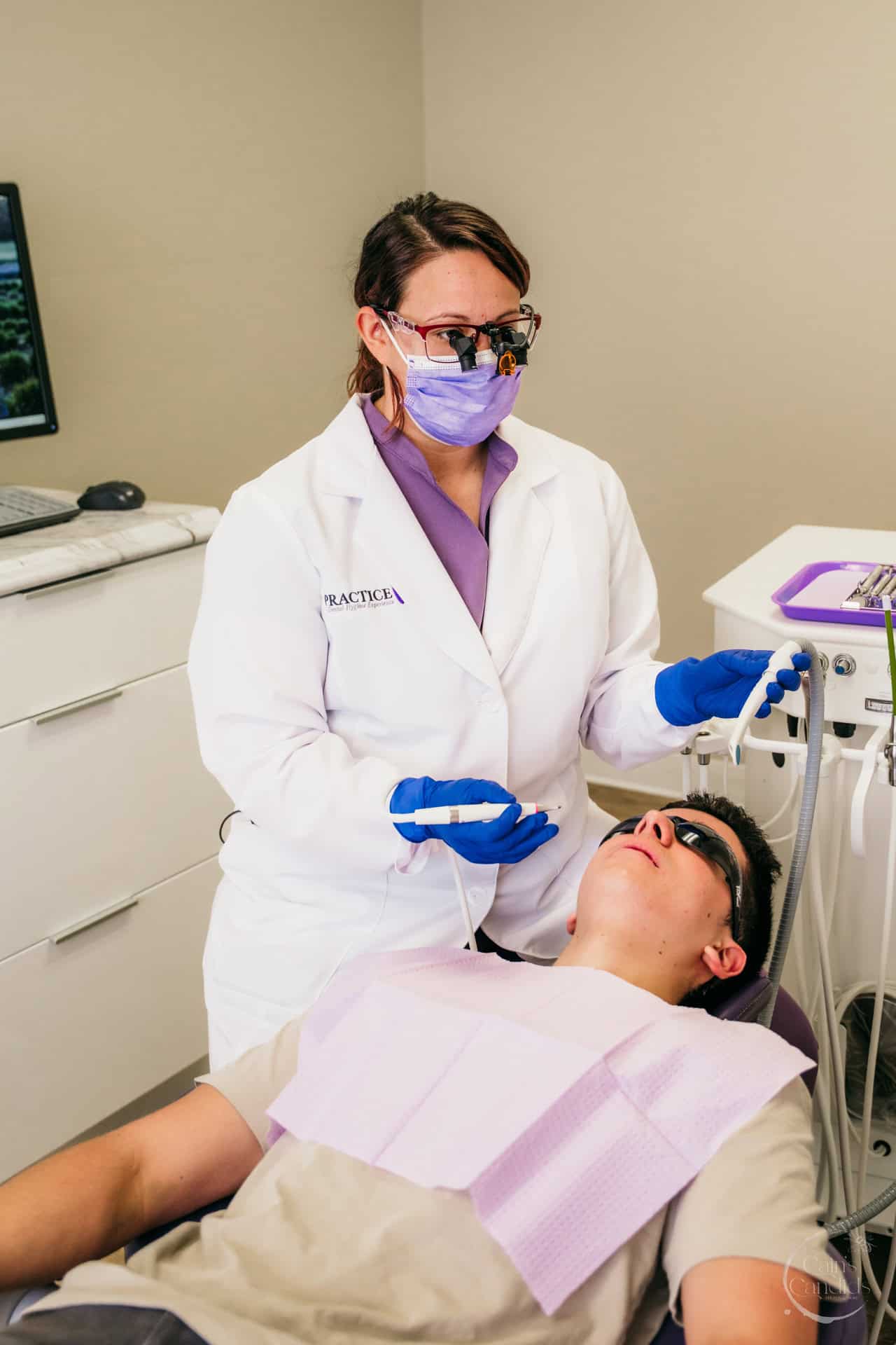 Pregnant woman visiting a dental hygienist for a check-up.